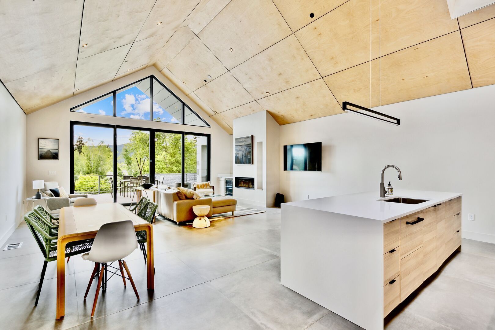 Télévision, cheminée