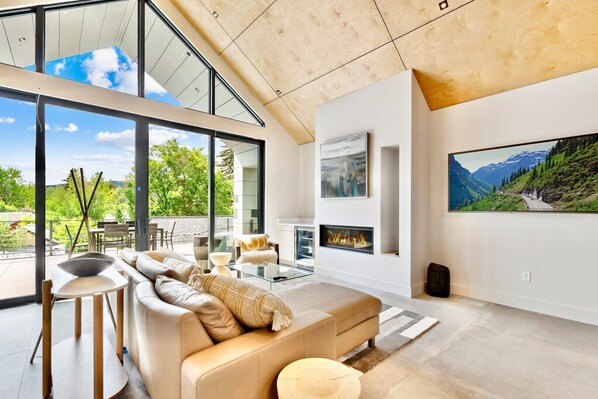 TV, fireplace - New, Executive Luxurious Townhome, Downtown Whitefish, Amazing Views, Sleeps 8! (Whitefish)