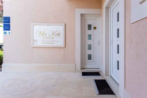Exterior detail - Holiday apartment Overlooking the sea and a swimming pool (Splitska)