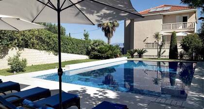 Holiday apartment with pool view