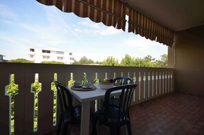 Outdoor dining - Holiday apartment mit Klimaanlage und Balkon (Bibione)