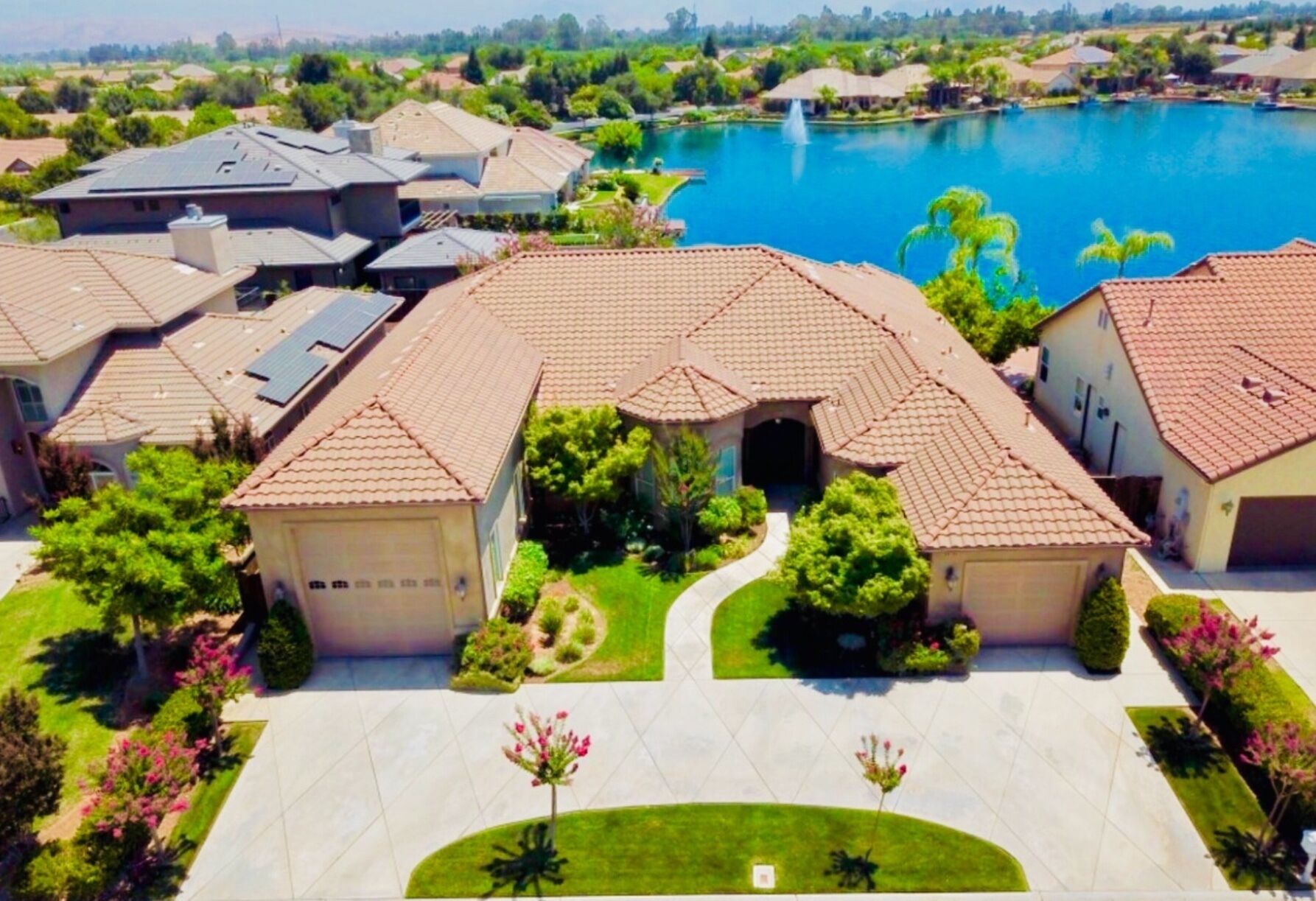 HUGE LAKEFRONT HOME . POOL. GARAGE . NATIONAL PARKS