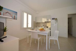Microwave, coffee/tea maker, freezer