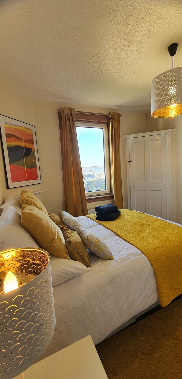 3 bedrooms, iron/ironing board, travel cot, free WiFi - Family Home in West End of Glasgow (Glasgow)