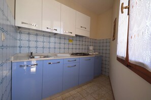 Kühlschrank, Mikrowelle, Herdplatte, Wasserkocher mit Kaffee-/Teezubehör