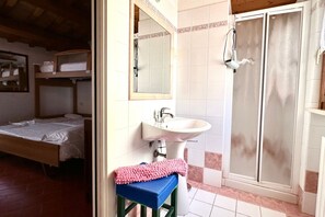 Douche, bidet, serviettes fournies