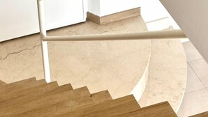 A staircase with a wooden handrail and beige steps. - N254 - Numana, sky-earth with a wonderful garden overlooking the sea (Numana)