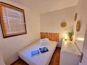 1 habitación, tabla de planchar con plancha y cuna de viaje 