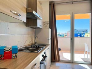 Fridge, microwave, oven, stovetop - Holiday apartment with air conditioning (Bibione)