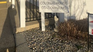 Schild von Colonial House Condominiums mit der Nummer 2204, das das Anwesen kennzeichnet.