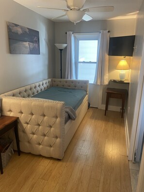 2 chambres, fer et planche à repasser, Wi-Fi, draps fournis