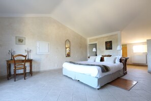 6 bedrooms, desk, iron/ironing board, travel cot