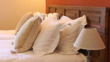 6 slaapkamers, een bureau, een strijkplank/strijkijzer, reisbedje