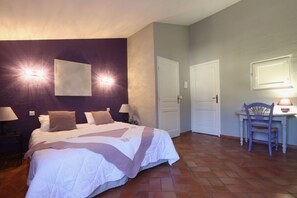6 bedrooms, desk, iron/ironing board, travel cot - La Bastide Magnolia in Roussillon, in the heart of the Luberon region (Roussillon)