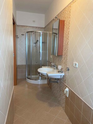 Shower, bidet - Holiday apartment in a quiet area by the sea (Bibione)