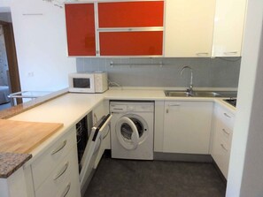 Kjøleskap, mikrobølgeovn, kokeplater og oppvaskmaskin