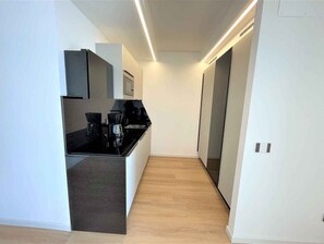 Kjøleskap, mikrobølgeovn, kokeplater og oppvaskmaskin