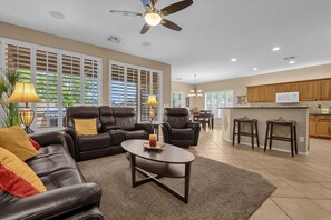 Smart-TV, peis og bøker