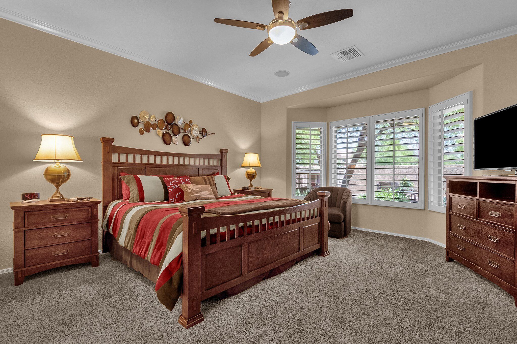 3 habitaciones, escritorio y tabla de planchar con plancha 