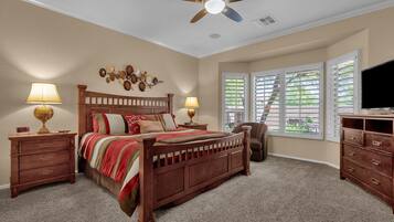 3 habitaciones, escritorio y tabla de planchar con plancha