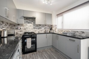 House | Private kitchen | Fridge, microwave, oven, stovetop - Tms Lovely 3 Bed House-tilbury-free Parking (Tilbury)