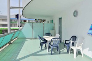 Outdoor dining - Holiday apartment with terrace and air conditioning (Bibione)