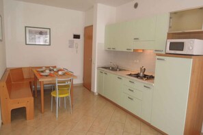 Kühlschrank, Mikrowelle, Herdplatte, Wasserkocher mit Kaffee-/Teezubehör