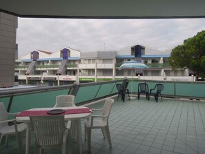 Outdoor dining - Holiday apartment mit Klimaanlage und Balkon (Bibione)