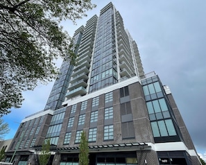 Un immeuble de grande hauteur, doté de nombreux étages, de grandes fenêtres et d’une architecture moderne.