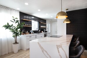 Frigorifero, microonde, forno, piano cottura