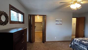 2 bedrooms, desk, free WiFi, bed sheets