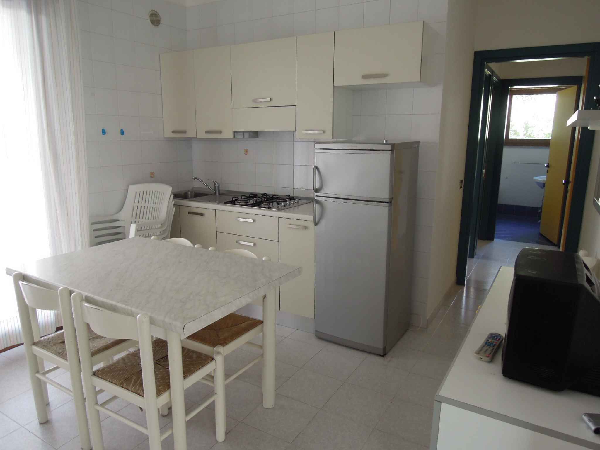 Fridge, stovetop