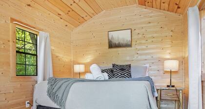 Weaverville Cabin + Mini Cabins w/ Pickleball + Hot Tub + 50 Acres