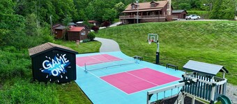Weaverville Cabin + Mini Cabins w/ Pickleball + Hot Tub + 50 Acres