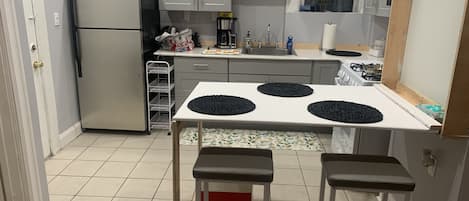 Geladeira, micro-ondas, fogão, cooktop