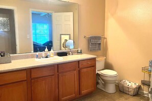 Tina con regadera, secadora de cabello, toallas, jabón