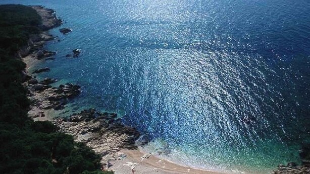 A coastal beach with rocky terrain and clear blue waters. - Holiday home with air conditioning and sea view (Vidovici)