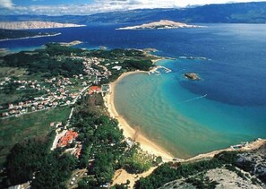 Una spiaggia nelle vicinanze