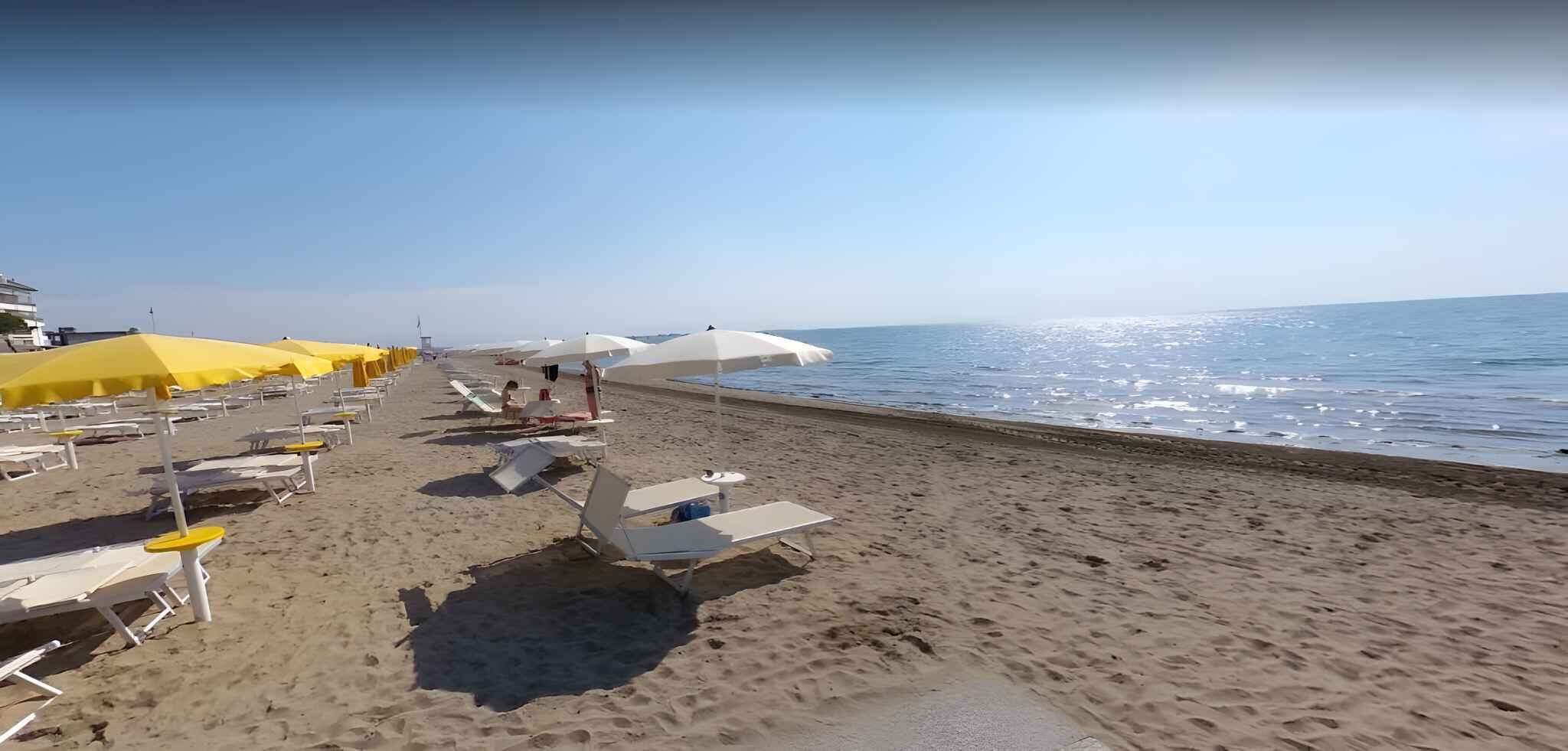 Una spiaggia nelle vicinanze