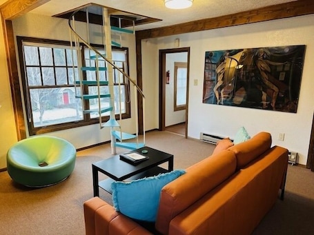 TV. Charming 1 Bedroom Apartment in Historic Old Bend