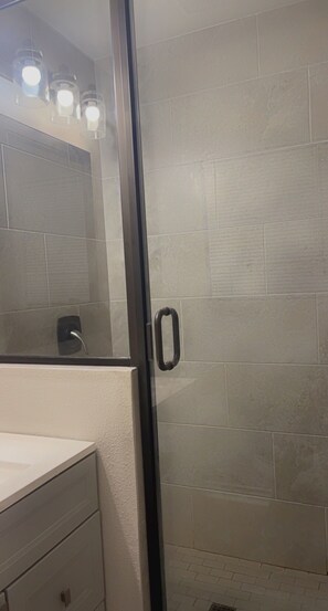 Bathtub, hair dryer, towels, toilet paper - Stunning 3 bedroom in the heart of dfw (Bedford)