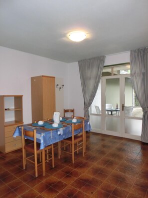 Dining - Holiday apartment with air conditioning, balcony and pool (Bibione)