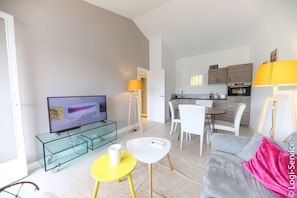 TV - Near beach, Apartment 2 rooms air-conditioned (PORT GRIMAUD)