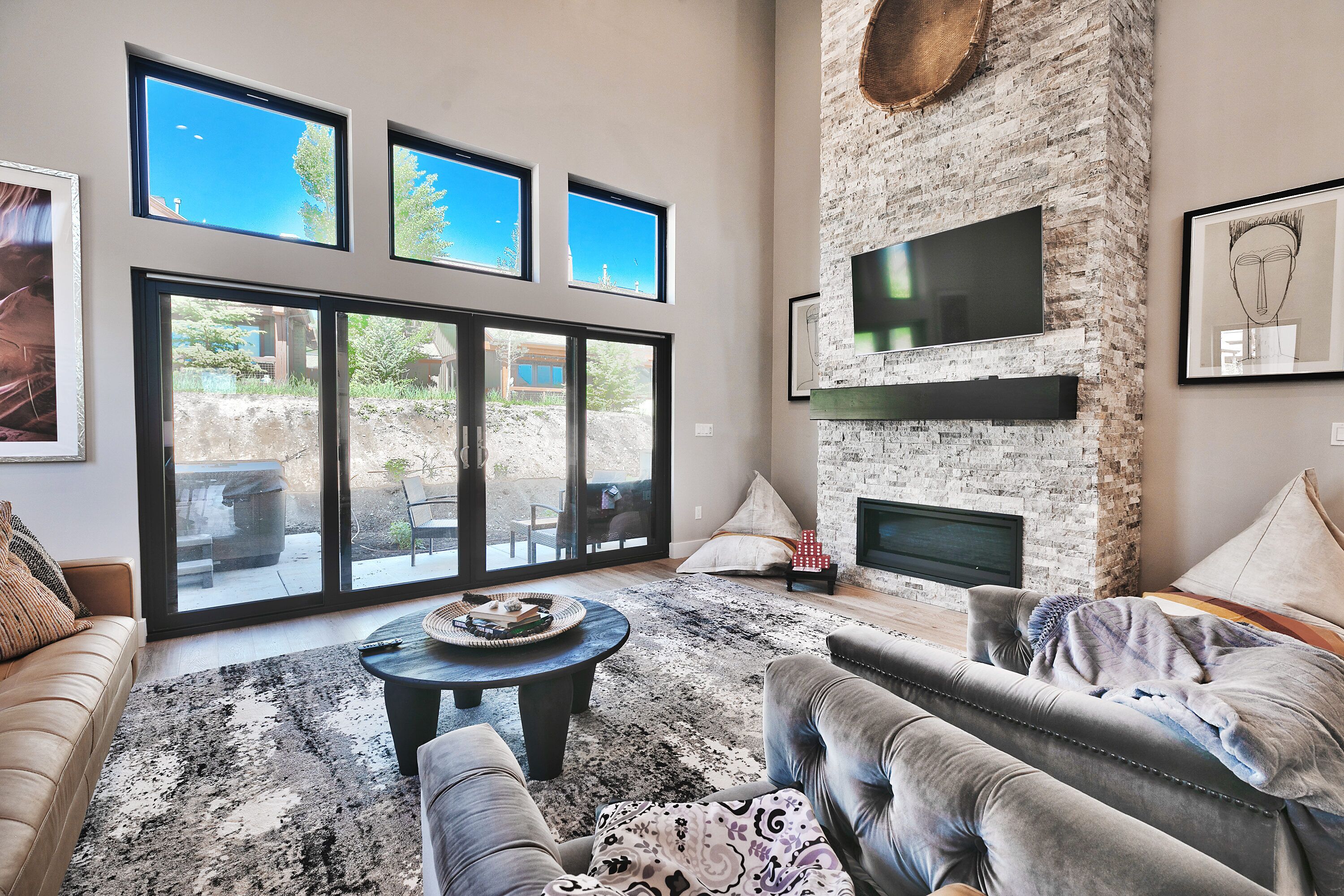 Smart-TV, Kamin, Videospiele, Bücher