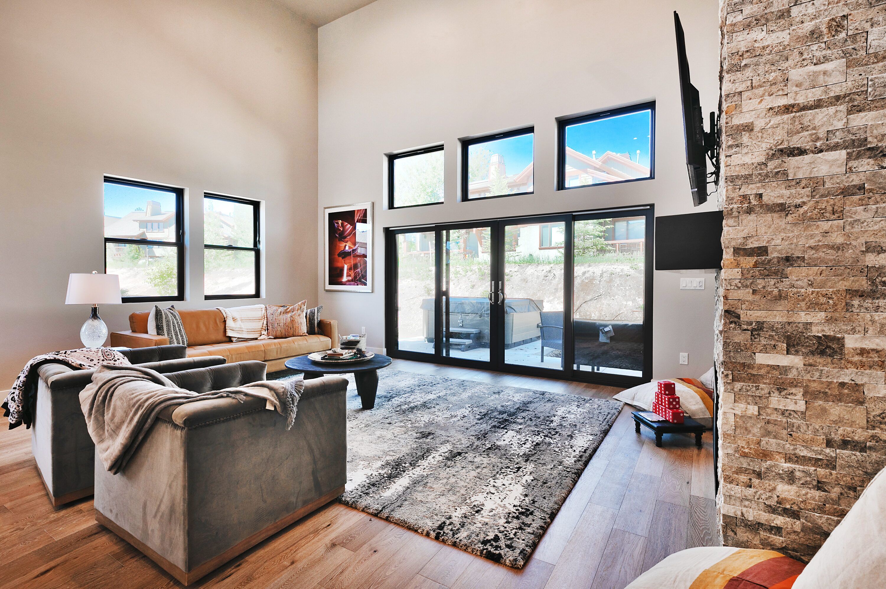 Smart-TV, Kamin, Videospiele, Bücher