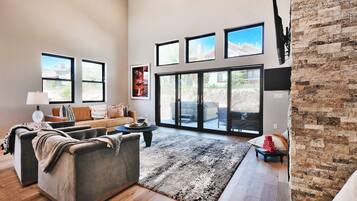 Smart-TV, Kamin, Videospiele, Bücher