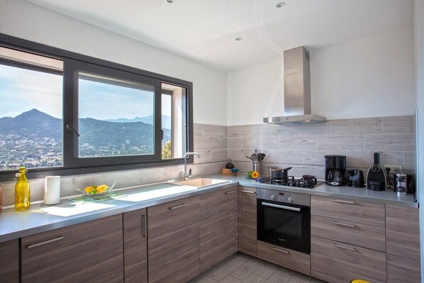 Réfrigérateur, micro-ondes, plaque de cuisson, lave-vaisselle