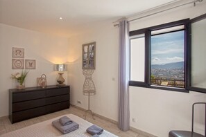 2 chambres, fer et planche à repasser, Wi-Fi, draps fournis