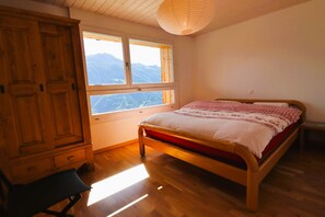 2 bedrooms, Internet - Extérieur: Detached chalet on 3 floors with magnificent views, for 4 people - approx. 80m2Interior: (St-Luc)