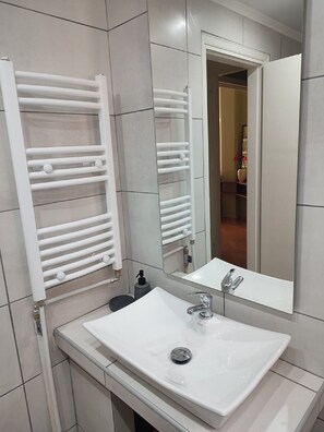 Combined shower/bathtub